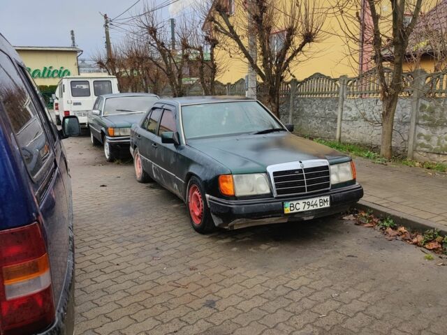 Зеленый Мерседес 200, объемом двигателя 2 л и пробегом 300 тыс. км за 1000 $, фото 1 на Automoto.ua