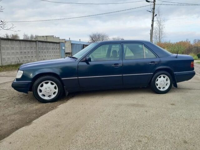 Зеленый Мерседес 200, объемом двигателя 2 л и пробегом 365 тыс. км за 1200 $, фото 1 на Automoto.ua