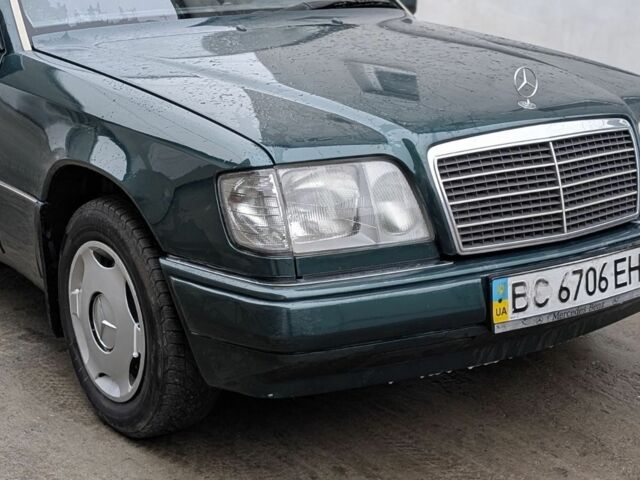 Зеленый Мерседес 200, объемом двигателя 2 л и пробегом 460 тыс. км за 3450 $, фото 1 на Automoto.ua