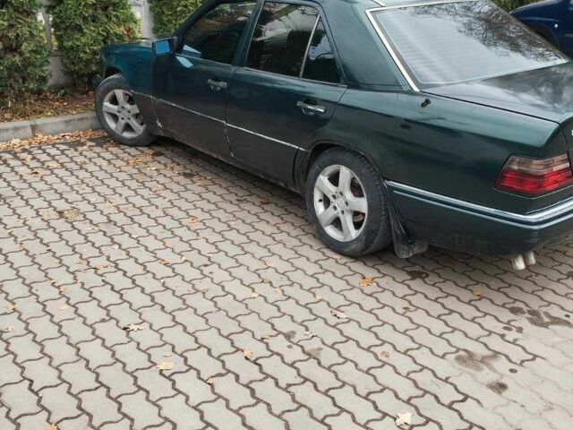 Зелений Мерседес 200, об'ємом двигуна 2 л та пробігом 400 тис. км за 2000 $, фото 1 на Automoto.ua