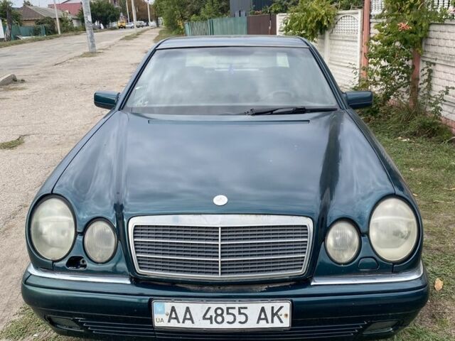 Зеленый Мерседес 200, объемом двигателя 2 л и пробегом 400 тыс. км за 2200 $, фото 1 на Automoto.ua