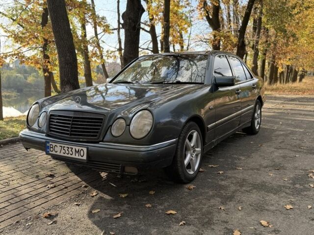 Зеленый Мерседес 200, объемом двигателя 3.2 л и пробегом 445 тыс. км за 2300 $, фото 1 на Automoto.ua