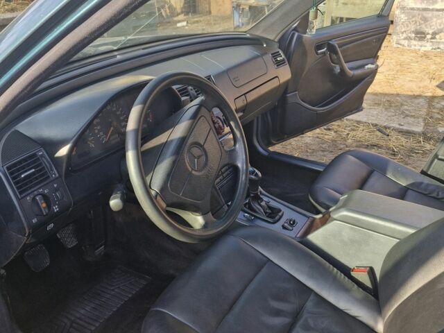 Зеленый Мерседес 200, объемом двигателя 2.2 л и пробегом 345 тыс. км за 2500 $, фото 1 на Automoto.ua