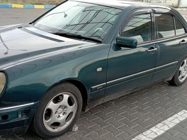 Зелений Мерседес 200, об'ємом двигуна 0 л та пробігом 459 тис. км за 2500 $, фото 1 на Automoto.ua