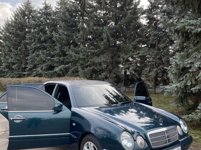 Зеленый Мерседес 200, объемом двигателя 2 л и пробегом 300 тыс. км за 2800 $, фото 1 на Automoto.ua