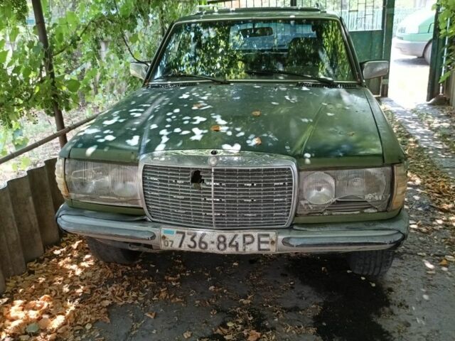 Зеленый Мерседес 200, объемом двигателя 0 л и пробегом 2 тыс. км за 725 $, фото 1 на Automoto.ua