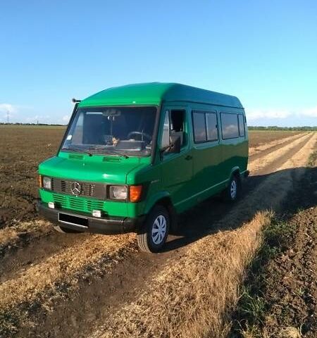 Зелений Мерседес 208 пас., об'ємом двигуна 2.3 л та пробігом 750 тис. км за 4500 $, фото 1 на Automoto.ua