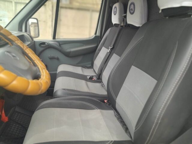 Белый Мерседес 220, объемом двигателя 2.1 л и пробегом 250 тыс. км за 11000 $, фото 1 на Automoto.ua