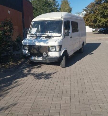 Белый Мерседес 220, объемом двигателя 2.3 л и пробегом 600 тыс. км за 2200 $, фото 1 на Automoto.ua