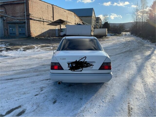 Білий Мерседес 220, об'ємом двигуна 2.2 л та пробігом 400 тис. км за 2100 $, фото 1 на Automoto.ua