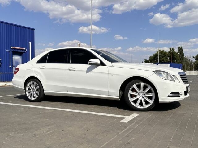 Білий Мерседес 220, об'ємом двигуна 2 л та пробігом 213 тис. км за 7299 $, фото 1 на Automoto.ua