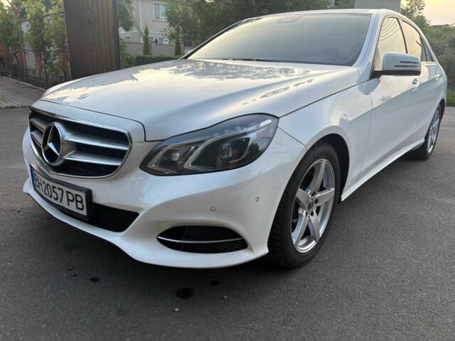 Білий Мерседес 220, об'ємом двигуна 2.1 л та пробігом 274 тис. км за 17500 $, фото 1 на Automoto.ua