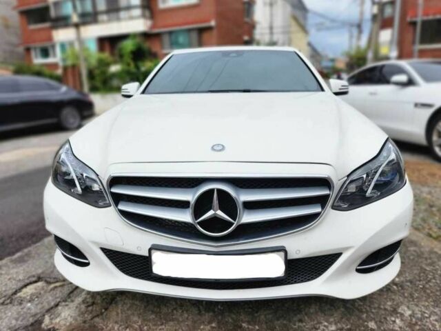 Білий Мерседес 220, об'ємом двигуна 2.1 л та пробігом 150 тис. км за 15300 $, фото 1 на Automoto.ua