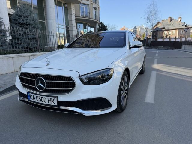 Белый Мерседес 220, объемом двигателя 2 л и пробегом 66 тыс. км за 48900 $, фото 1 на Automoto.ua