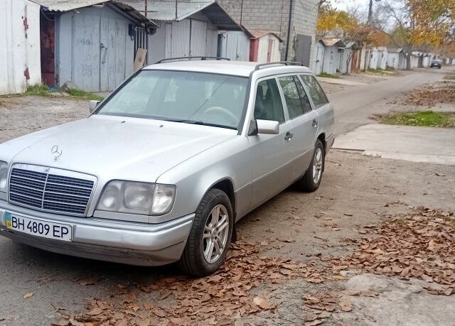 Белый Мерседес 220, объемом двигателя 2.2 л и пробегом 500 тыс. км за 3750 $, фото 1 на Automoto.ua