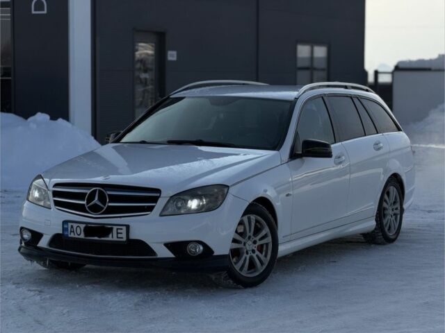 Білий Мерседес 220, об'ємом двигуна 2.2 л та пробігом 260 тис. км за 7500 $, фото 1 на Automoto.ua