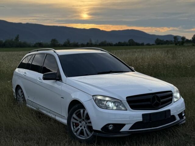 Білий Мерседес 220, об'ємом двигуна 2.1 л та пробігом 304 тис. км за 8800 $, фото 1 на Automoto.ua