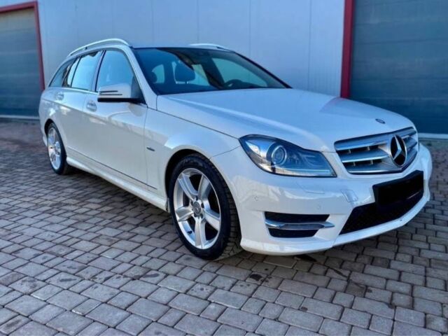 Білий Мерседес 220, об'ємом двигуна 0 л та пробігом 260 тис. км за 12500 $, фото 1 на Automoto.ua