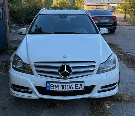 Білий Мерседес 220, об'ємом двигуна 2.1 л та пробігом 290 тис. км за 12536 $, фото 1 на Automoto.ua