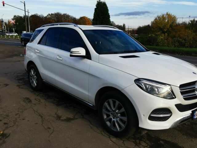 Белый Мерседес 220, объемом двигателя 2 л и пробегом 90 тыс. км за 35999 $, фото 1 на Automoto.ua