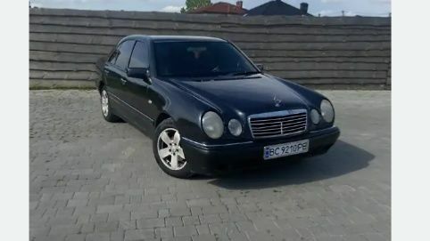 Черный Мерседес 220, объемом двигателя 2 л и пробегом 400 тыс. км за 3300 $, фото 1 на Automoto.ua