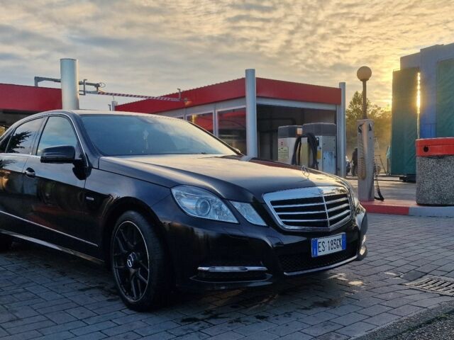 Черный Мерседес 220, объемом двигателя 2 л и пробегом 270 тыс. км за 15000 $, фото 1 на Automoto.ua