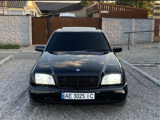 Черный Мерседес 220, объемом двигателя 2.2 л и пробегом 300 тыс. км за 2500 $, фото 1 на Automoto.ua