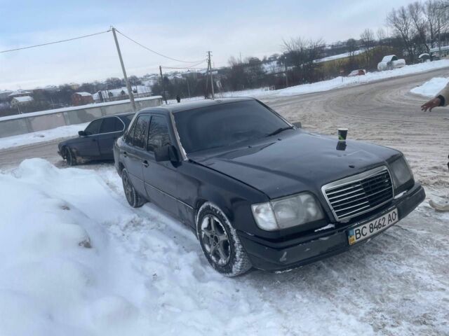 Чорний Мерседес 220, об'ємом двигуна 2.2 л та пробігом 223 тис. км за 1000 $, фото 1 на Automoto.ua