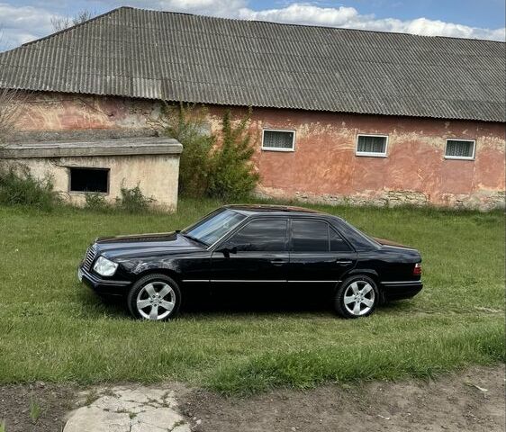Черный Мерседес 220, объемом двигателя 2.2 л и пробегом 496 тыс. км за 5500 $, фото 1 на Automoto.ua