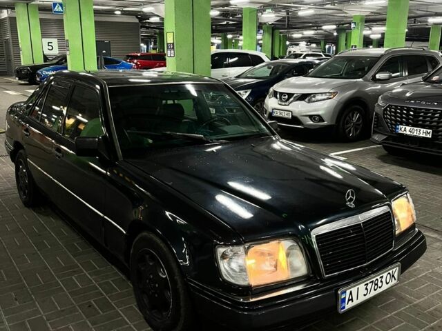 Черный Мерседес 220, объемом двигателя 2.2 л и пробегом 200 тыс. км за 2800 $, фото 1 на Automoto.ua