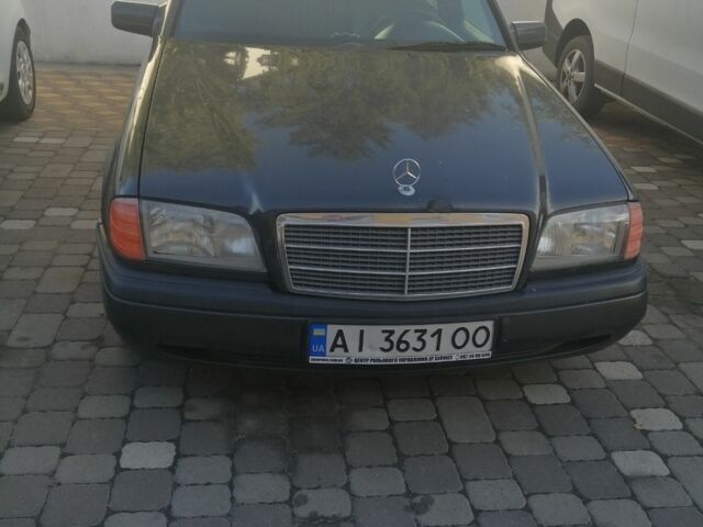 Чорний Мерседес 220, об'ємом двигуна 2.2 л та пробігом 245 тис. км за 3500 $, фото 1 на Automoto.ua