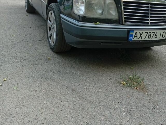 Чорний Мерседес 220, об'ємом двигуна 2 л та пробігом 1 тис. км за 2351 $, фото 1 на Automoto.ua