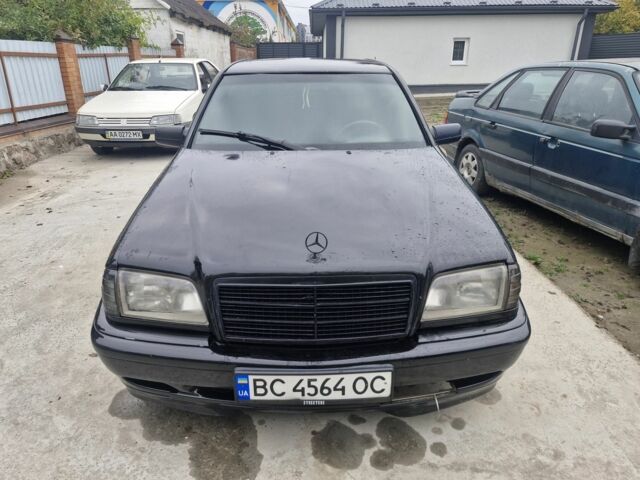 Чорний Мерседес 220, об'ємом двигуна 2.2 л та пробігом 321 тис. км за 1350 $, фото 1 на Automoto.ua