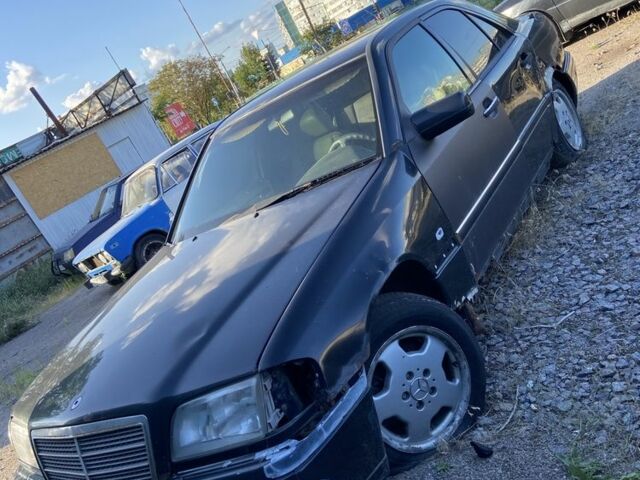 Чорний Мерседес 220, об'ємом двигуна 0 л та пробігом 250 тис. км за 597 $, фото 1 на Automoto.ua