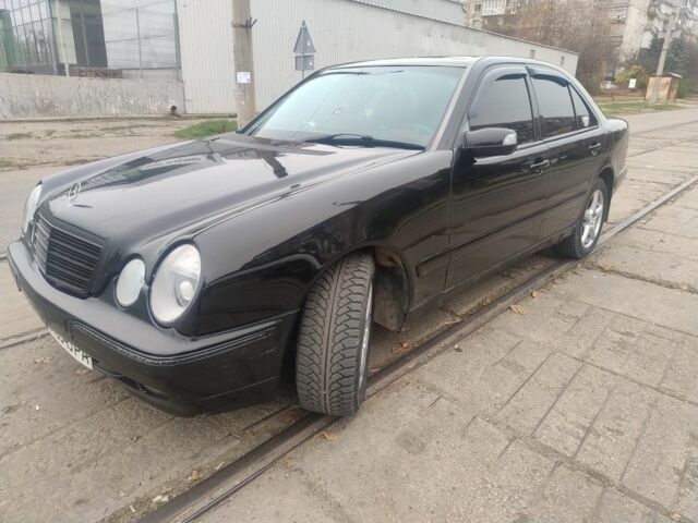 Чорний Мерседес 220, об'ємом двигуна 2.1 л та пробігом 320 тис. км за 2250 $, фото 1 на Automoto.ua