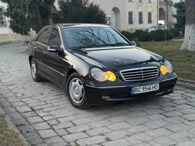 Черный Мерседес 220, объемом двигателя 2.1 л и пробегом 340 тыс. км за 3499 $, фото 1 на Automoto.ua