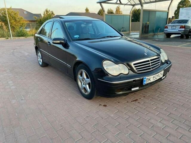 Черный Мерседес 220, объемом двигателя 2.1 л и пробегом 30 тыс. км за 3800 $, фото 1 на Automoto.ua
