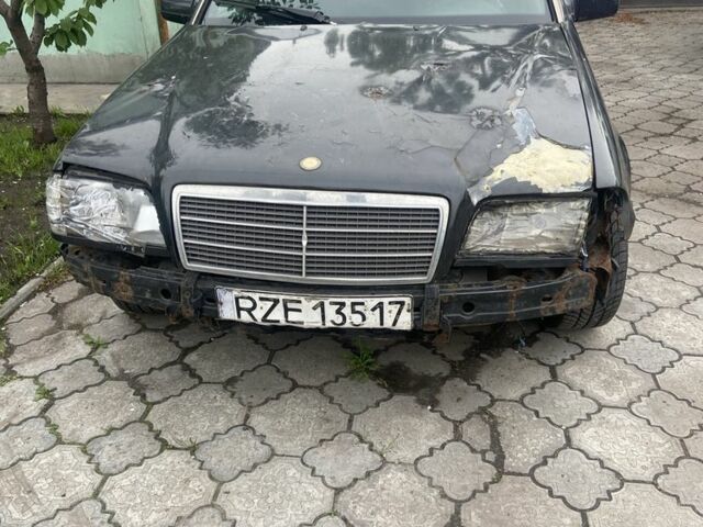 Черный Мерседес 220, объемом двигателя 2.2 л и пробегом 3 тыс. км за 571 $, фото 1 на Automoto.ua