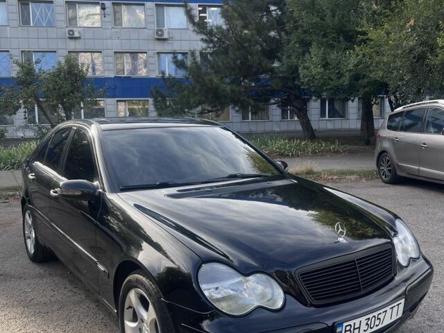 Черный Мерседес 220, объемом двигателя 2.1 л и пробегом 405 тыс. км за 5500 $, фото 1 на Automoto.ua