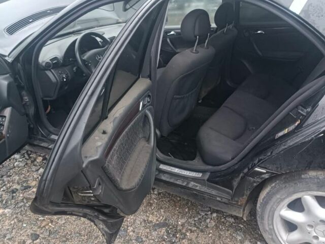 Черный Мерседес 220, объемом двигателя 2.1 л и пробегом 280 тыс. км за 1750 $, фото 1 на Automoto.ua