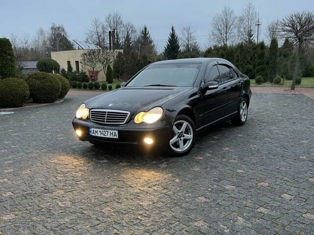 Черный Мерседес 220, объемом двигателя 1.8 л и пробегом 250 тыс. км за 3900 $, фото 1 на Automoto.ua