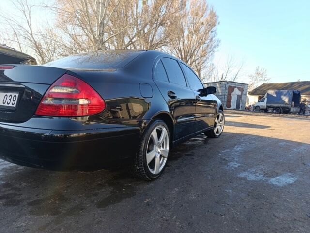 Черный Мерседес 220, объемом двигателя 2.2 л и пробегом 433 тыс. км за 4000 $, фото 1 на Automoto.ua