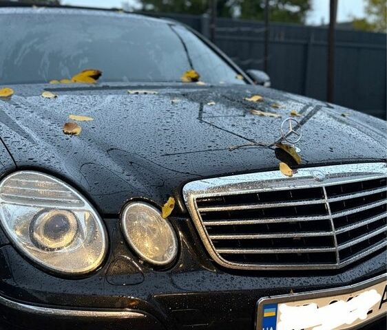 Черный Мерседес 220, объемом двигателя 2.2 л и пробегом 400 тыс. км за 7500 $, фото 1 на Automoto.ua