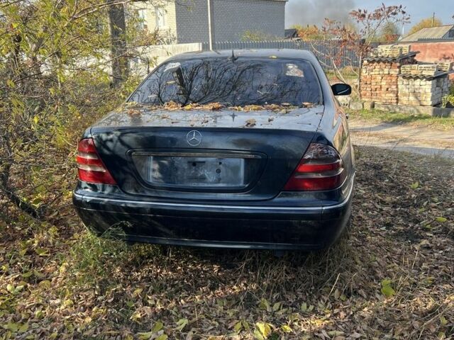 Черный Мерседес 220, объемом двигателя 3.2 л и пробегом 300 тыс. км за 1000 $, фото 1 на Automoto.ua