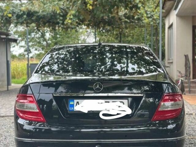 Черный Мерседес 220, объемом двигателя 2 л и пробегом 275 тыс. км за 10000 $, фото 1 на Automoto.ua
