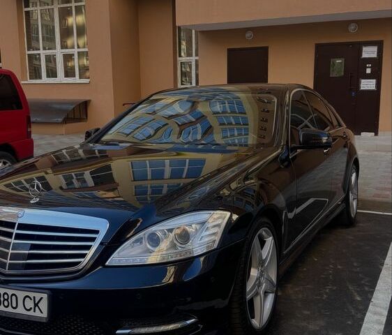 Черный Мерседес 220, объемом двигателя 3 л и пробегом 320 тыс. км за 18500 $, фото 1 на Automoto.ua