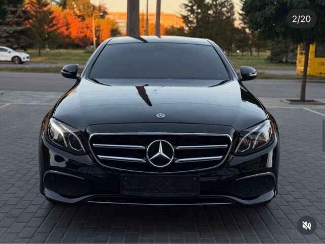 Чорний Мерседес 220, об'ємом двигуна 2 л та пробігом 94 тис. км за 32000 $, фото 1 на Automoto.ua