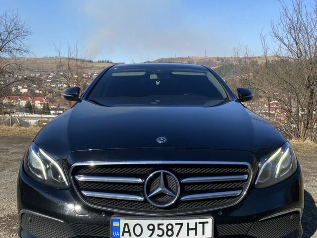 Черный Мерседес 220, объемом двигателя 2 л и пробегом 370 тыс. км за 22500 $, фото 1 на Automoto.ua