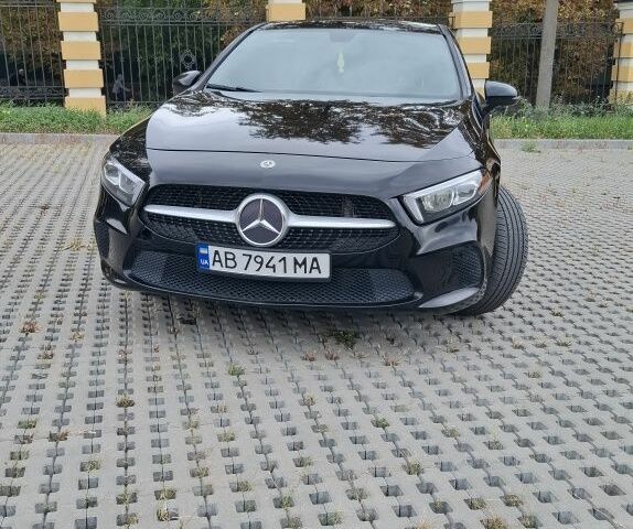 Черный Мерседес 220, объемом двигателя 2 л и пробегом 60 тыс. км за 22700 $, фото 1 на Automoto.ua