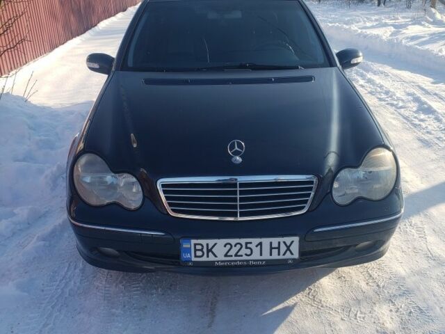 Чорний Мерседес 220, об'ємом двигуна 2.1 л та пробігом 300 тис. км за 6200 $, фото 1 на Automoto.ua